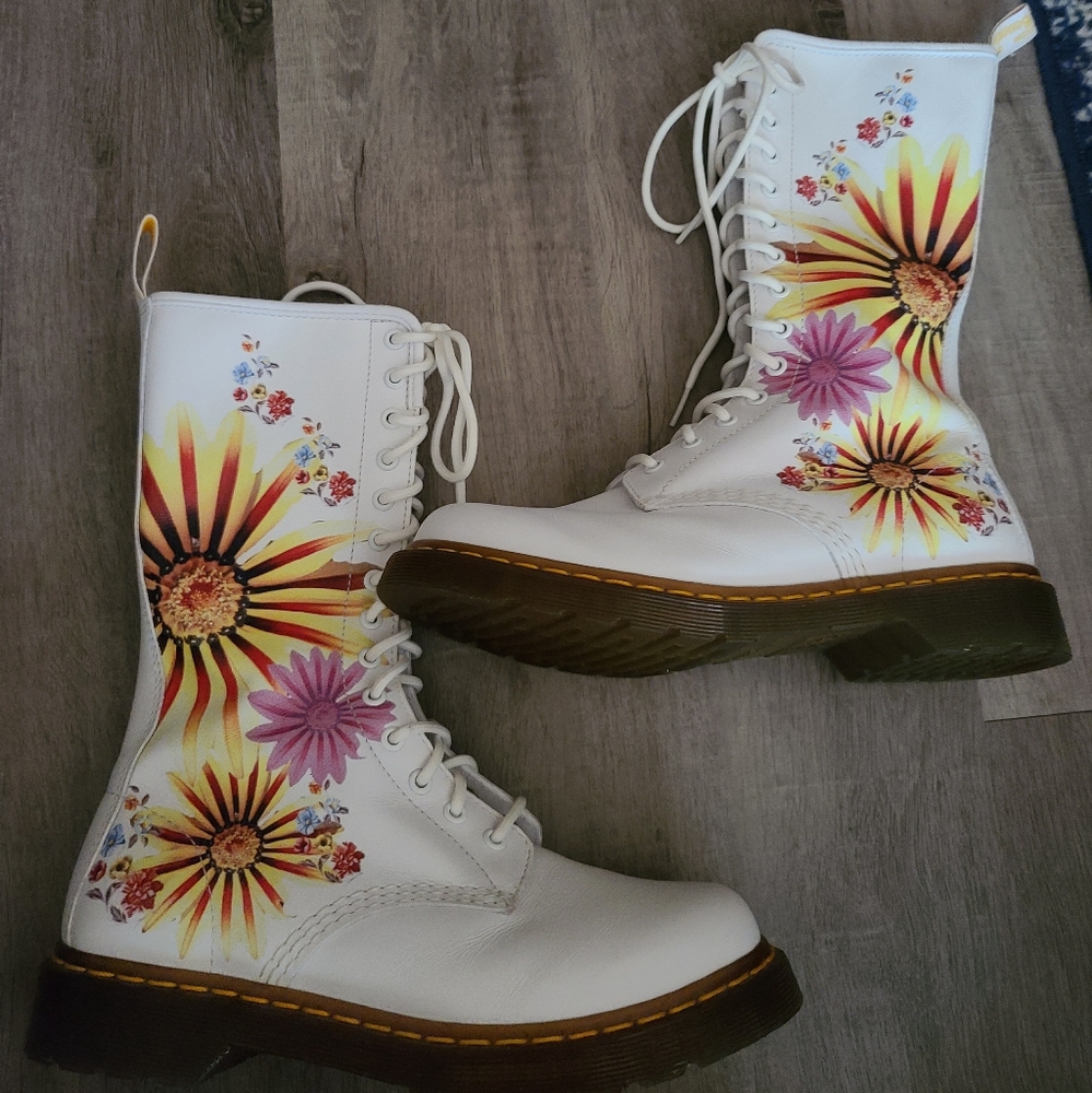 Size 9 Rare flower burst Dr martens